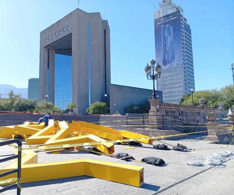 Colapsa estructura navideña y lesionan a una menor