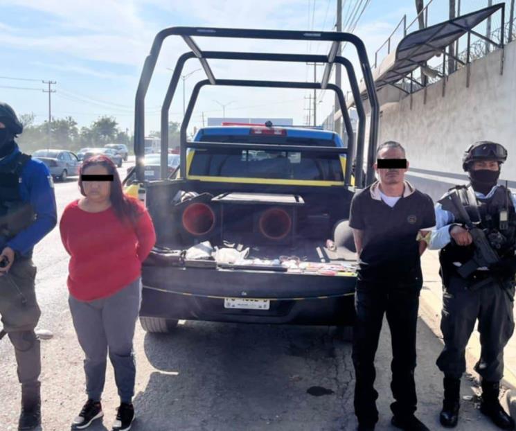 Detienen a pareja con droga y rifle tipo escopeta Detienen a pareja con droga y rifle tipo escopeta