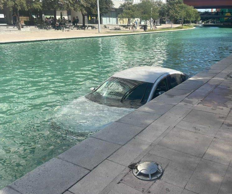 Automovilista pierde el control y termina en canal de Santa Lucía Automovilista pierde el control y termina en canal de Santa Lucía