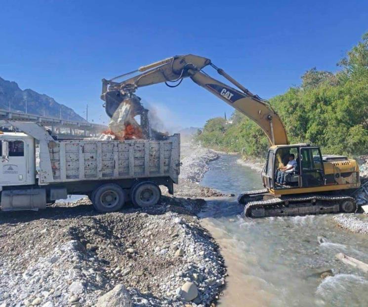 Limpian basura en márgenes del Río Santa Catarina Limpian basura en márgenes del Río Santa Catarina