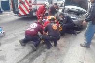 Cae auto sobre mecánico