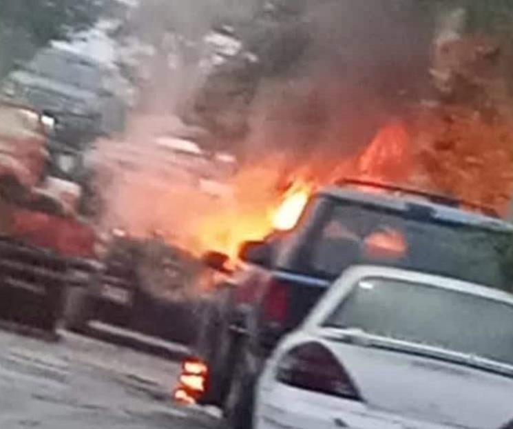 Se incendia otro automóvil Se incendia otro automóvil