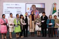 Sheinbaum entrega primeras tarjetas Pensión Mujeres Bienestar