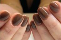Diseños de uñas Mocha Mousse, el color del año 2025 Diseños de uñas Mocha Mousse, el color del año 2025