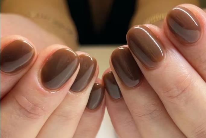Diseños de uñas Mocha Mousse, el color del año 2025 Diseños de uñas Mocha Mousse, el color del año 2025
