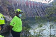 Rescatan a nadador en cortina de presa