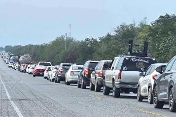 Saturan &acute;paisanos&acute; carreteras de NL