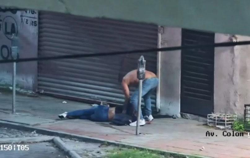 Captan golpes a mujer; detienen a hombre Captan golpes a mujer; detienen a hombre