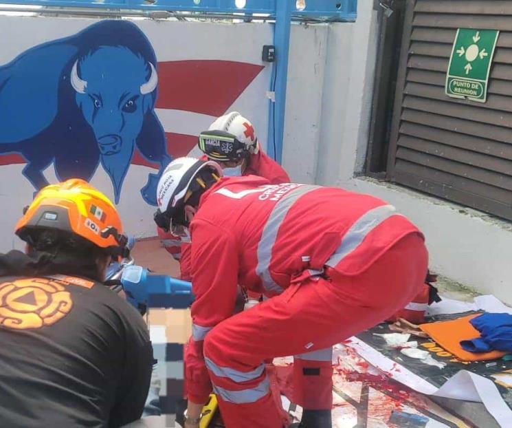 Resultan lesionados al caer de andamio Resultan lesionados al caer de andamio