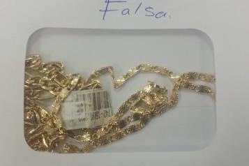 Cambia cadena de oro por falsa