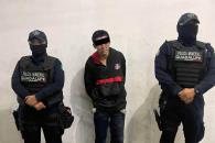 Roba en negocio y realiza tocamientos