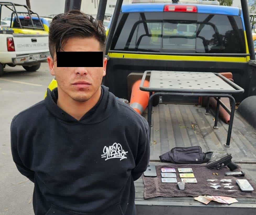 En portación de un arma de fuego, un hombre fue detenido por oficiales de la Policía de Monterrey, así mismo portaba bolsas con sustancias similares a la cocaína en piedra y droga tipo “cristal”; además, es investigado si pertenece a una banda que comete asaltos.