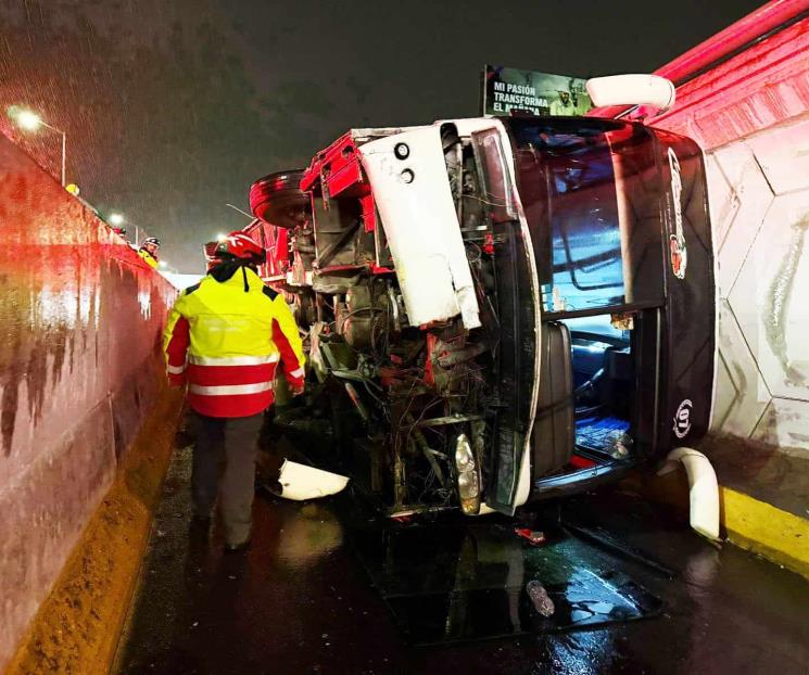 Tiene autobús volcadura; hay 17 heridos Tiene autobús volcadura; hay 17 heridos