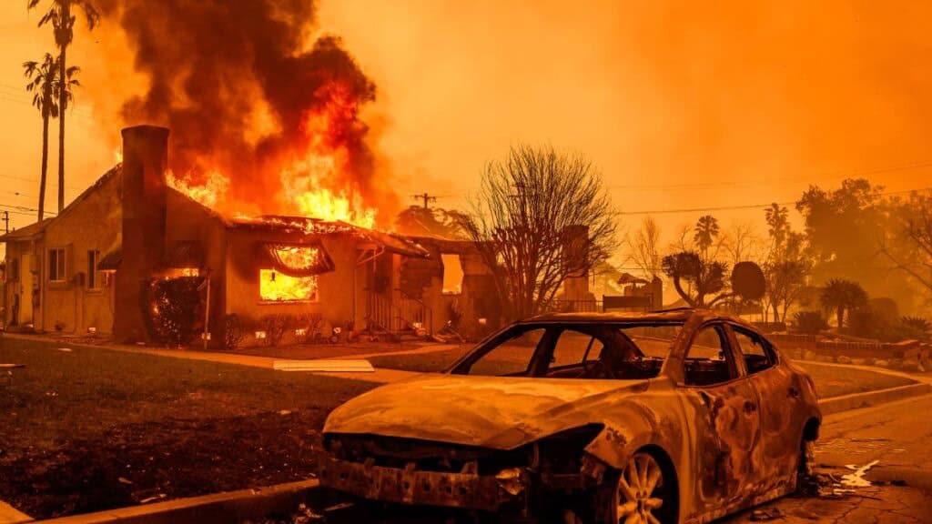 Continúan los incendios en Los Ángeles; suman 10 muertos