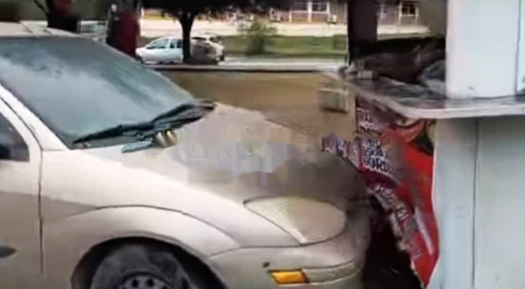 Impacta vehículo puesto de tacos