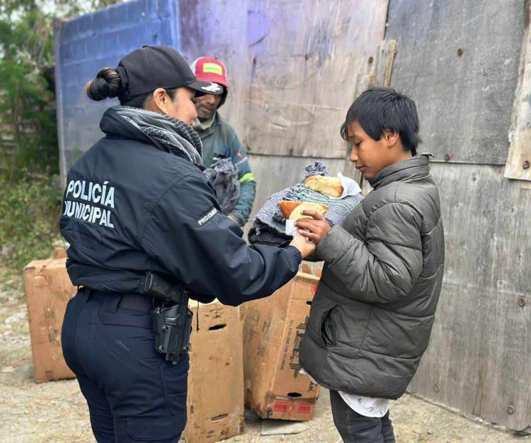 Reparten cobertores policías de Escobedo
