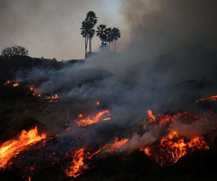 Avanza incendio de Palisades sin control en Los Ángeles