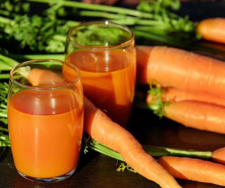 Para qué sirve tomar jugo de zanahoria con cúrcuma