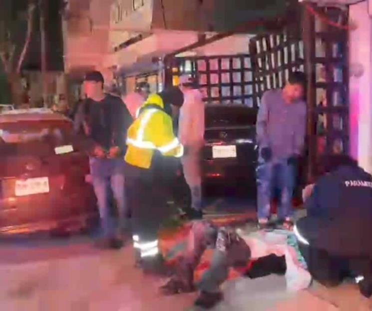 Auto se estrella contra barandal de casa