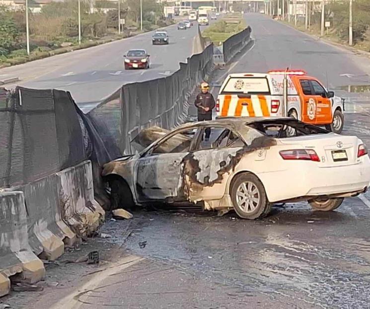 Auto se estrella en camellón y se incendia, en Apodaca