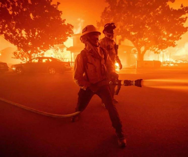 Vientos llevarían incendios a zonas residenciales de Los Ángeles
