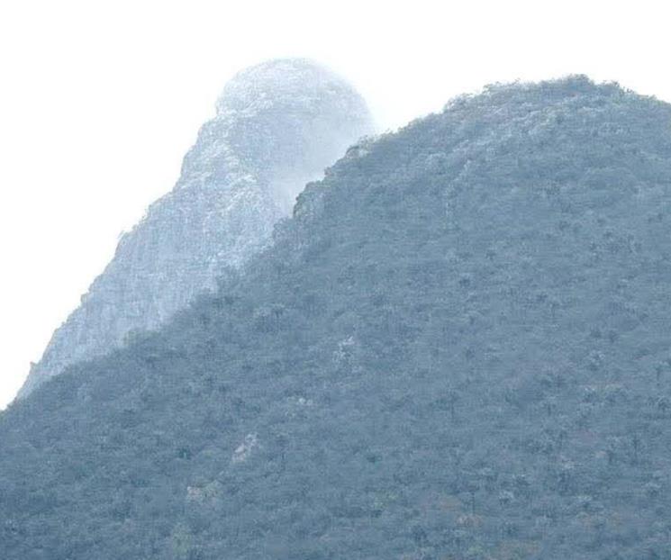 Amanecen montañas ‘pintadas’ de blanco