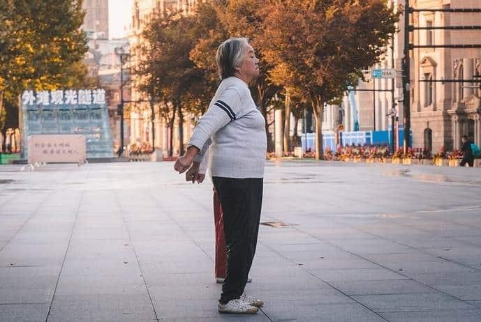 Descubre relación entre equilibrio y envejecimiento con esta prueba