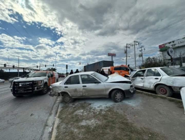 Tráiler se estrella contra tres autos en Escobedo
