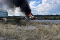Bloquean carretera con tráiler incendiado en Hualahuises