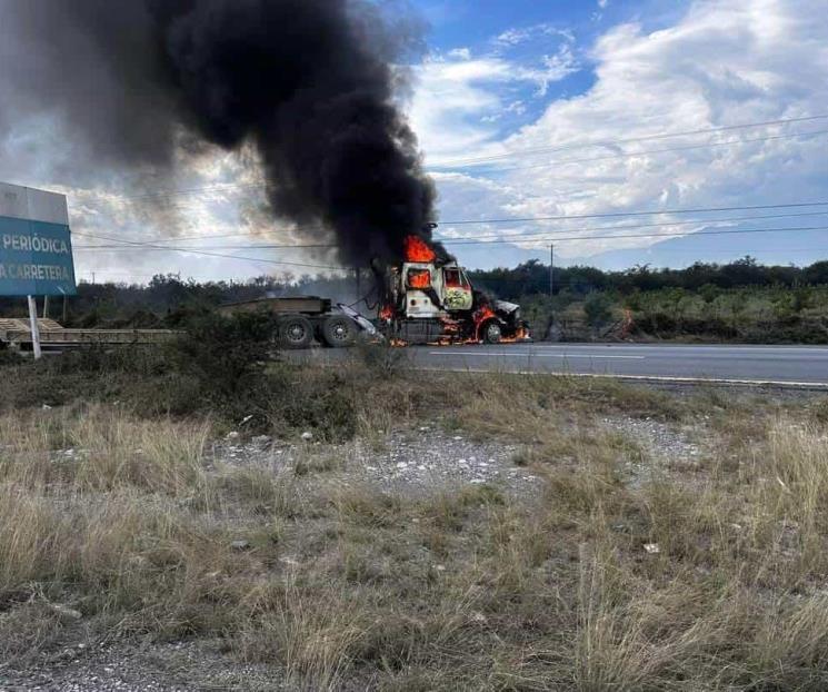 Bloquean carretera con tráiler incendiado en Hualahuises