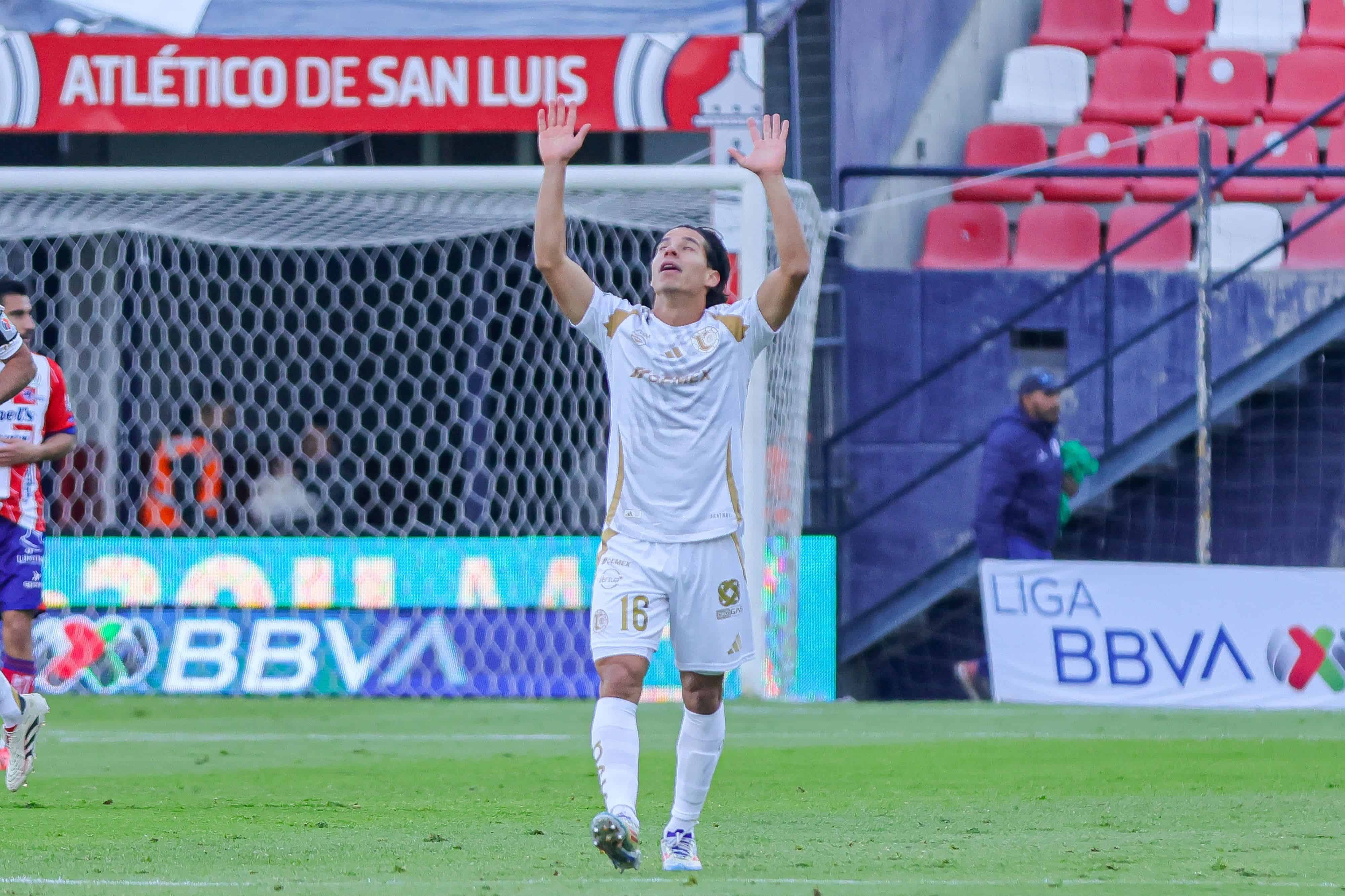 Diego Lainez hace el 1-0.