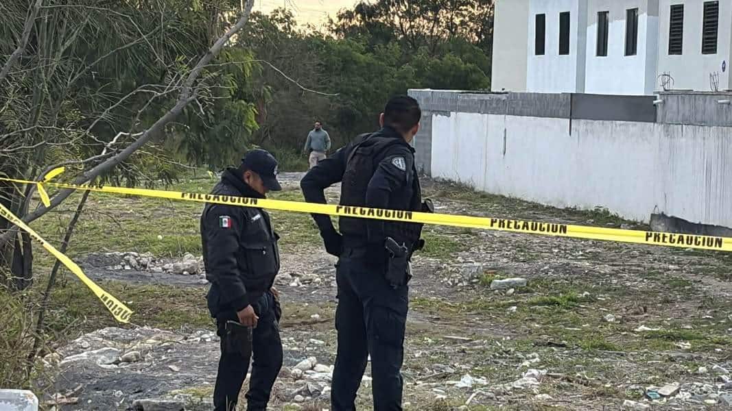 Dos hombres fueron encontrados ejecutados en un terreno baldío de la Colonia Riviera del Mezquital, ayer en el municipio de Apodaca, donde los dejaron envueltos en plástico y cobijas.