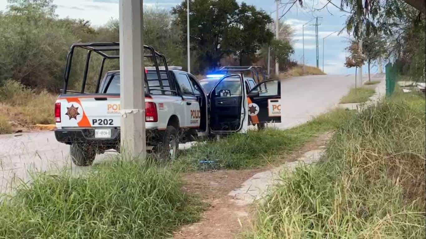 El cadáver de un hombre calcinado y en avanzado estado de descomposición, fue localizado entre unos matorrales, en Juárez.