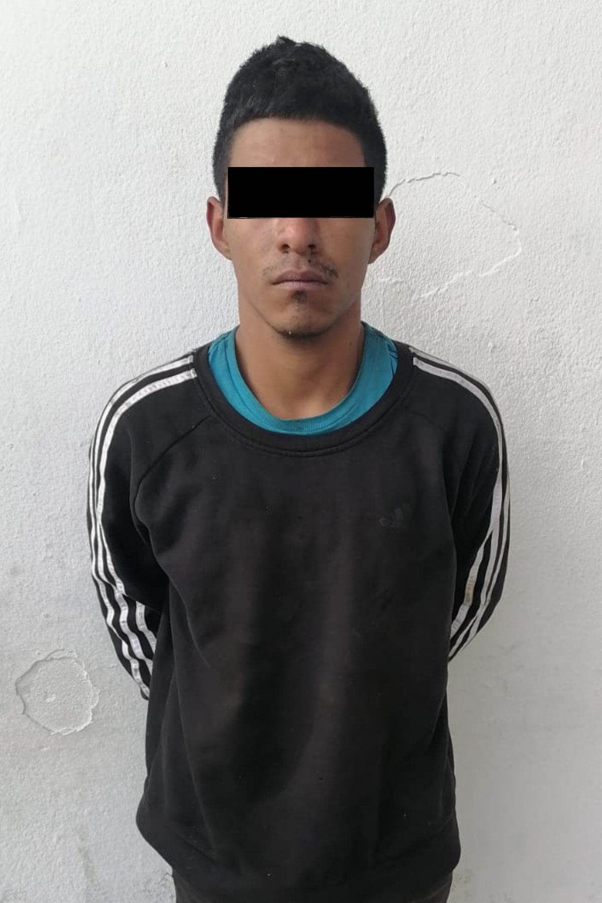 Después de presuntamente dañar la cámara corporal de un oficial y romperle su gorra, un hombre fue detenido por oficiales de la Policía de Monterrey de Proximidad, en la colonia Mitras Norte; además se le investiga por ser acusado de cometer un delito sexual contra una menor de edad.