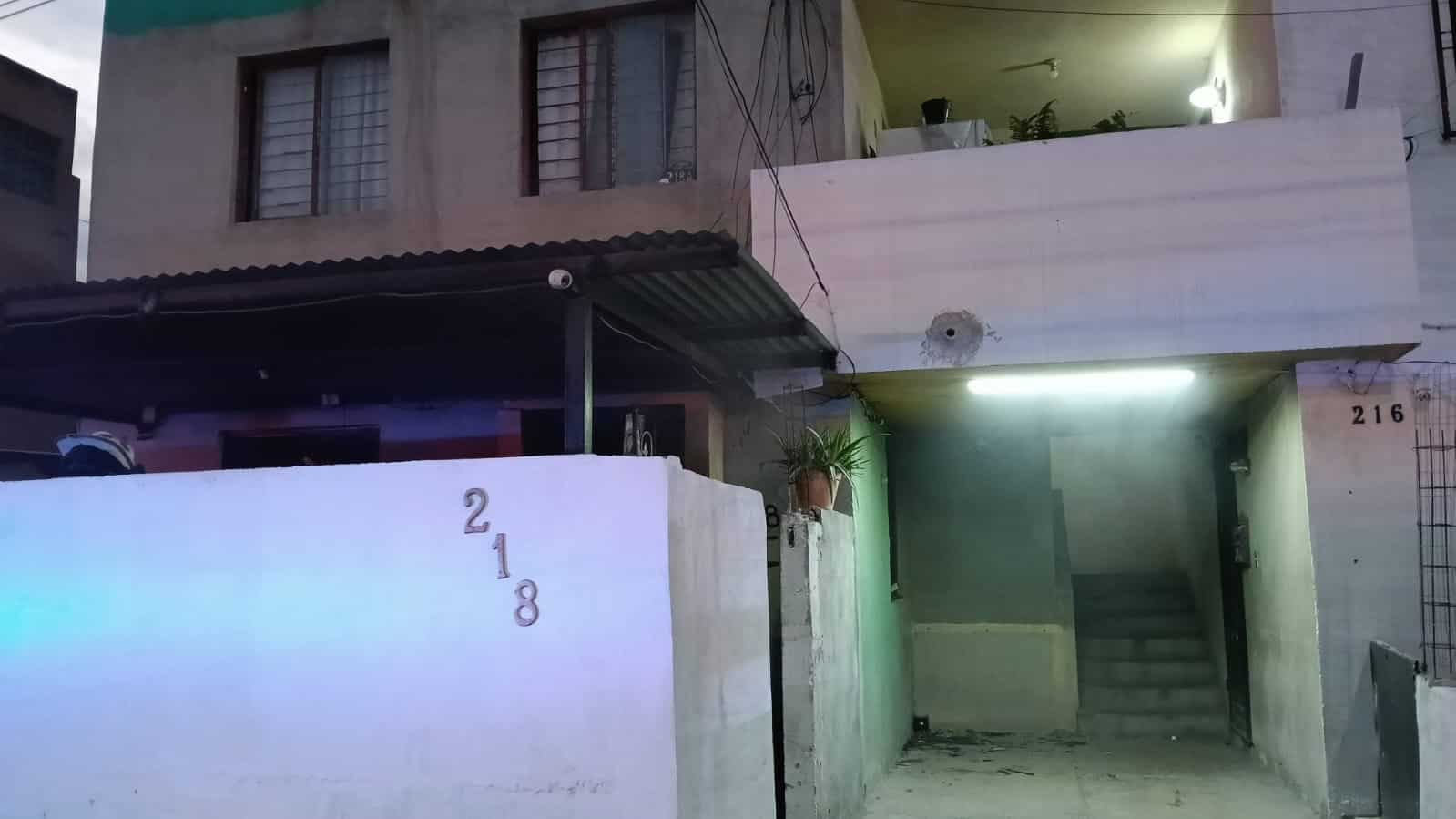 Después de registrarse un incendio en un domicilio de la Colonia Los Ángeles, un hombre fue encontrado sin vida en el interior, ayer en el municipio de San Nicolás, donde horas antes se había reportado detonaciones de arma de fuego.