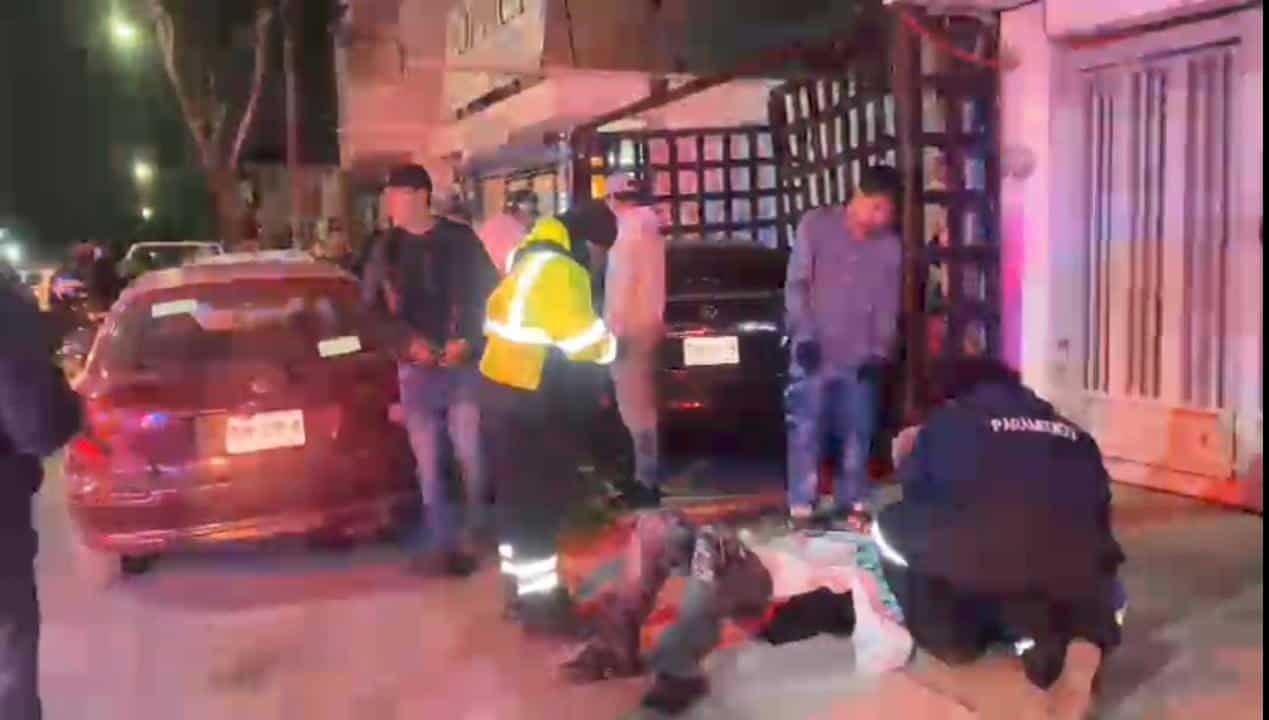 Dos jóvenes resultaron lesionados luego de estrellarse el auto en que viajaban contra el brandal de un domicilio, ayer en el municipio de Apodaca.