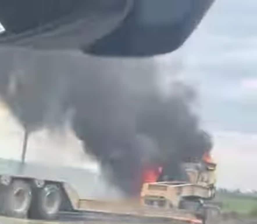 El conductor de un tráiler perdió el control de su unidad y se estrelló contra tres vehículos, ayer en el municipio de Escobedo, sin que se reportaran lesionados.