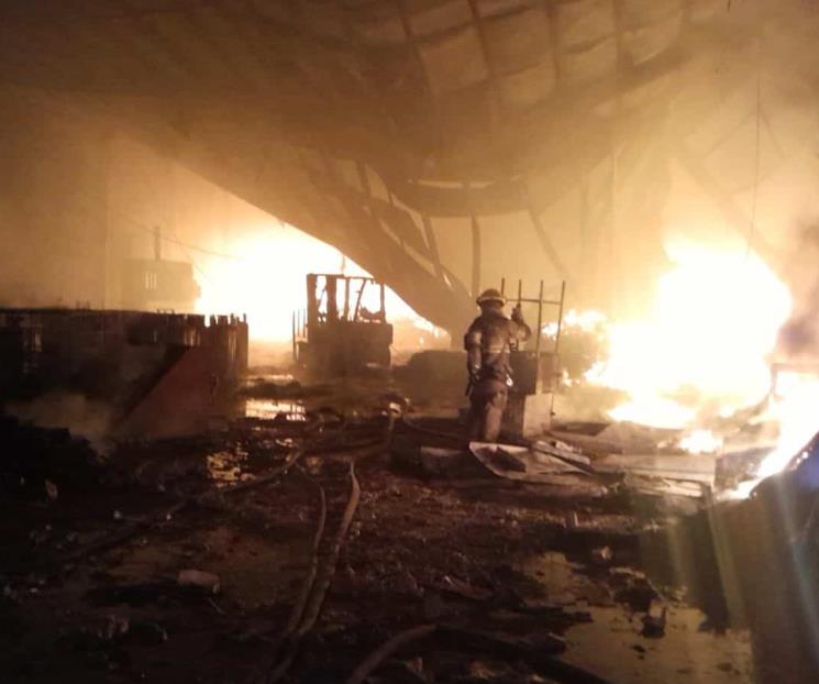 Lesiona a 4 incendio de bodega