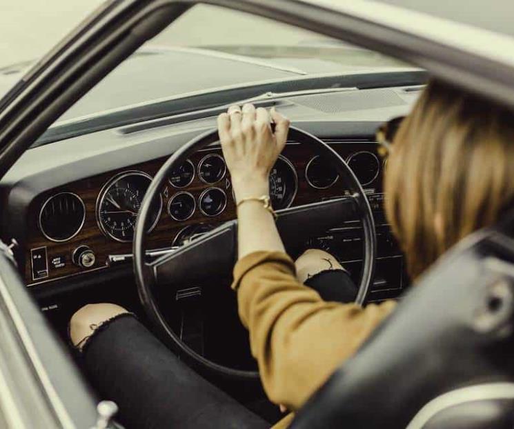 ¿Ventanas abajo o aire acondicionado? Así ahorras más gasolina