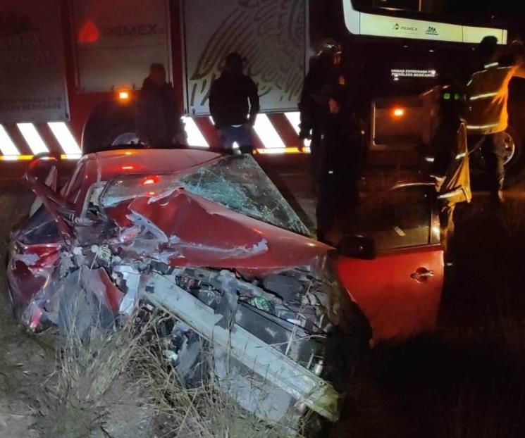 Muere pareja tras intentar ganarle el paso al tren, en Cadereyta