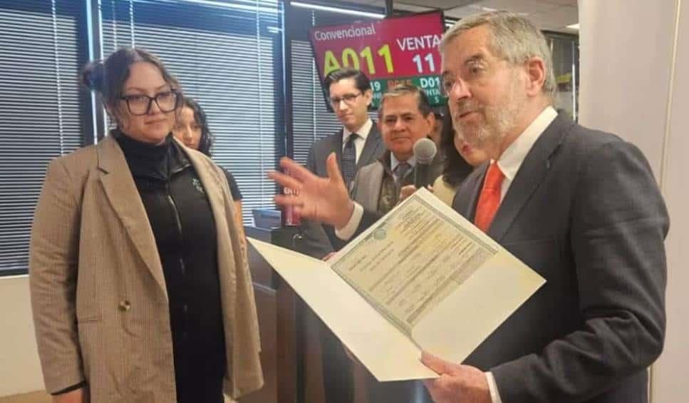 Canciller De la Fuente supervisa atención de connacionales