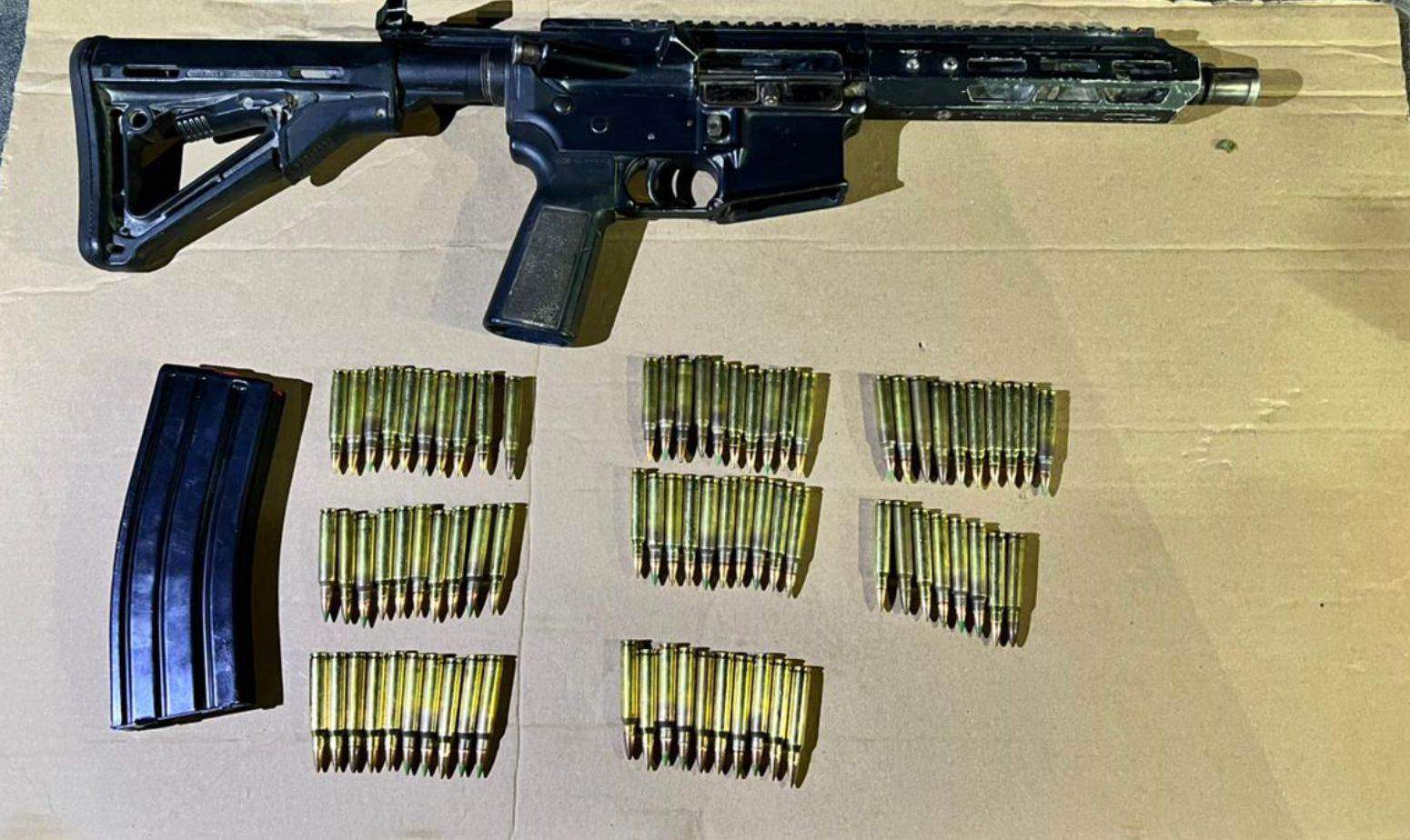 Un hombre en posesión de un rifle de precisión y municiones, fue detenido la noche del lunes por elementos de la policía, en el municipio de Iturbide, al sur de Nuevo León.
