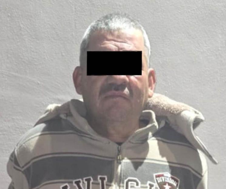 Amenaza con pistola a familia