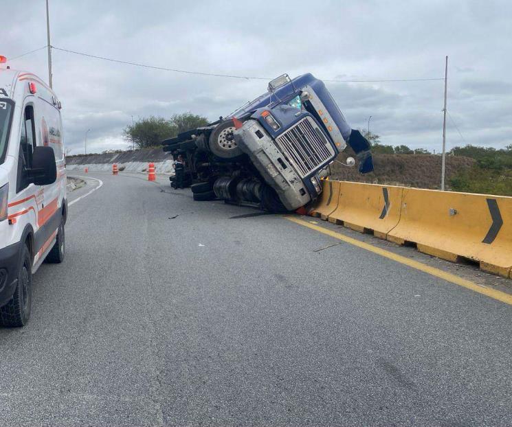 Vuelca tráiler en Juárez