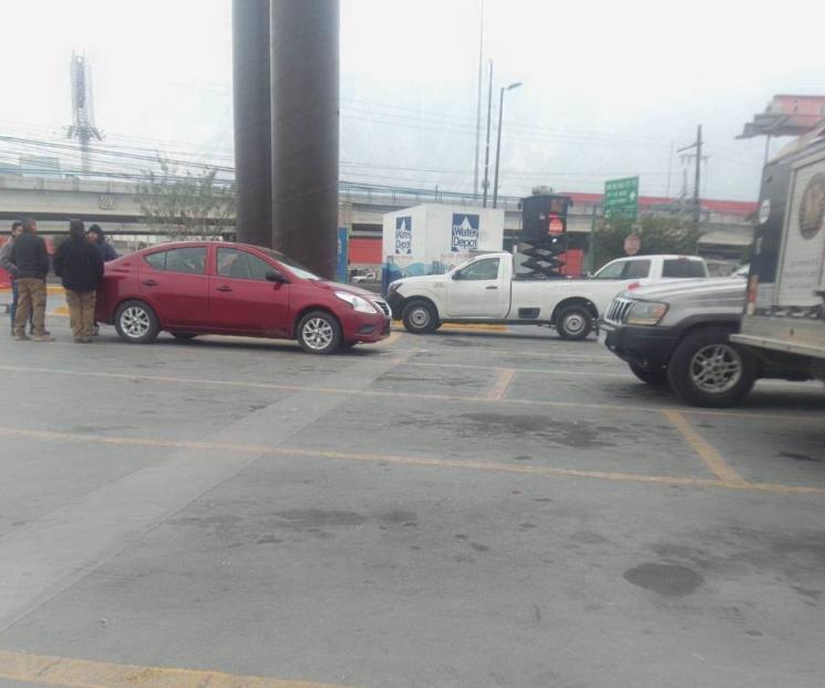 Fallece en estacionamiento de tienda comercial en Santa Catarina