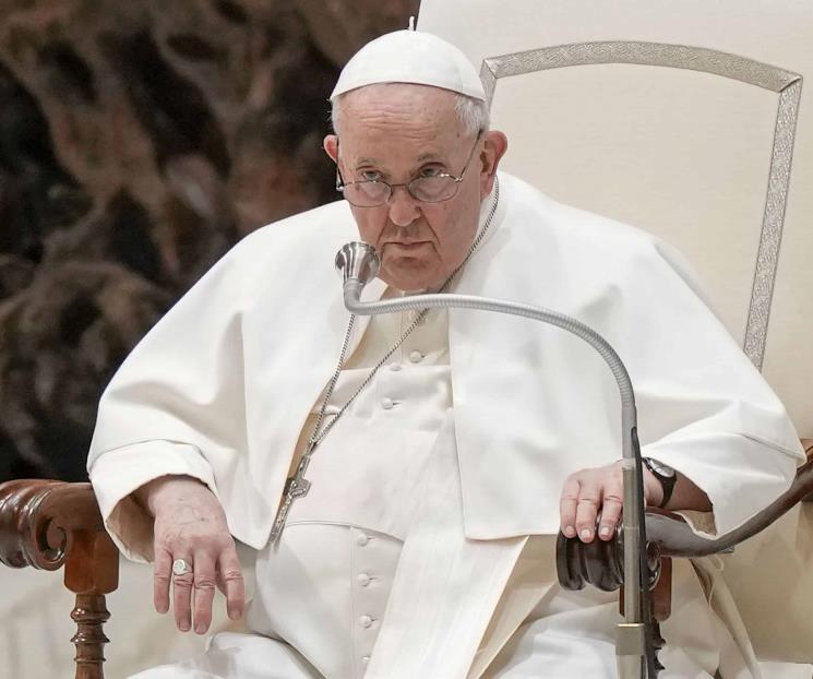 Sufre Papa Francisco caída y se lastima el brazo