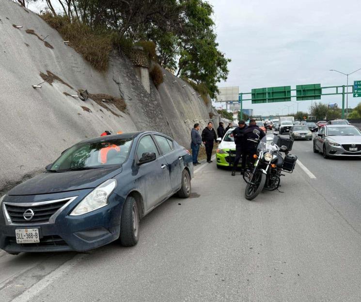 Rescatan a bebé en auto estacionado
