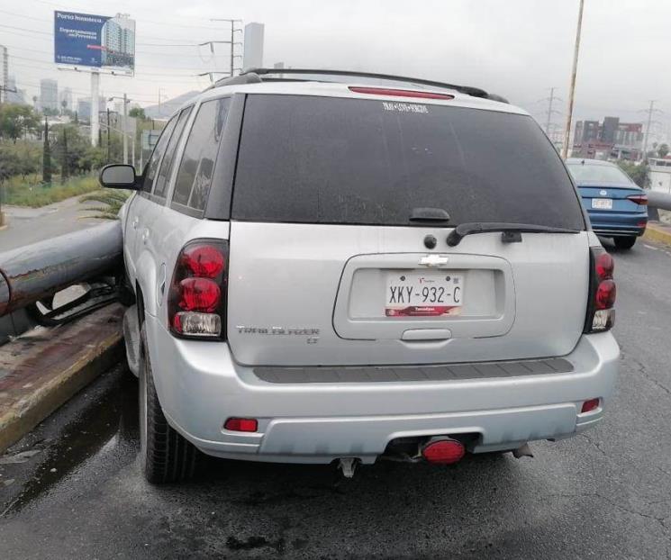 Impacta camioneta contra barandal