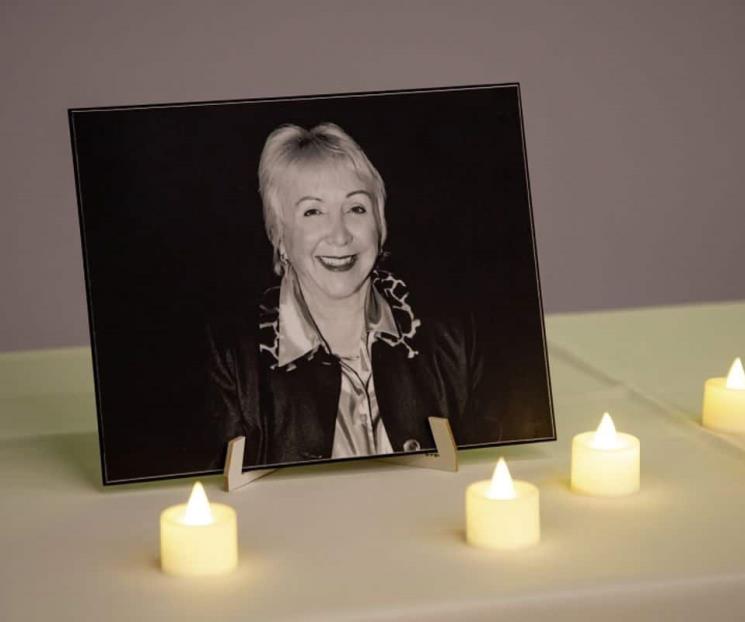 Ofrecen homenaje a profesora emérita por su compromiso docente
