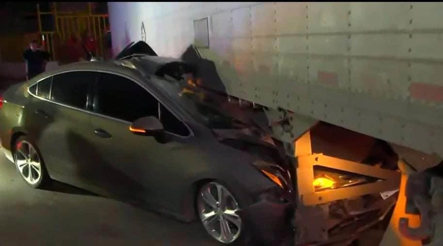Estrella auto contra tráiler